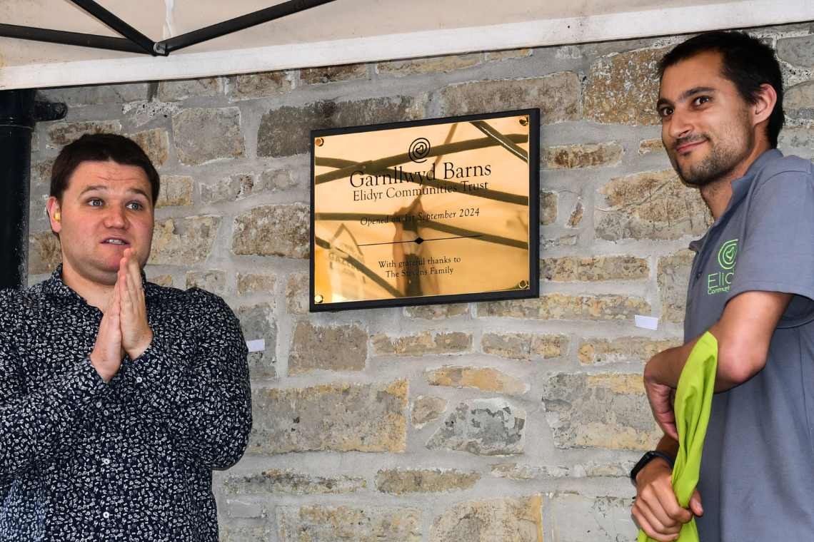 Ed and Russel unveil the official plaque